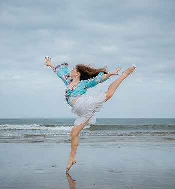 Une danseuse sur la plage pour exprimer la liberté du corps